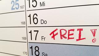 In einem Kalender steht "Frei" am Freitag (Foto: UNSERDING)
