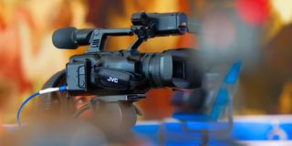 Eine Kamera im Einsatz bei einem Dreh (Foto: IMAGO / Rolf Poss)