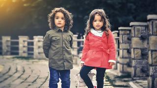 Zwei Kinder stehen nebeneinander (Foto: pixabay.com)