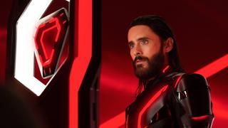 Jared Leto steht in einer Szene aus "Tron: Ares" vor rotem Hintergrund. (Foto: IMAGO)