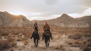 Abahachi, der Häuptling der Apachen (Michael Bully Herbig) und sein  Blutsbruder Ranger (Christian Tramitz) reiten auf zwei Pferden gemütlich durch die Prärie. (Foto: Constantin Film)