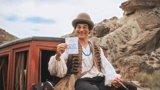 Dimitri (Rick Kavanian) lenkt eine Kutsche und grinst in die Kamera. (Foto: Constantin Film)