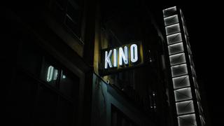 Ein Neonschild auf dem Kino steht (Foto: unsplash.com/Nick Cooper)