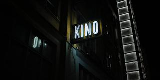 Ein Neonschild auf dem Kino steht (Foto: unsplash.com/Nick Cooper)