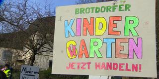 Demo zur wegen Marderbefall geschlossenen Kita in Brotdorf (Foto: SR)