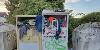 Überfüllte Altkleidercontainer. Container werden nicht mehr geleert. Sachen liegen verstreut auf dem Boden. (Foto: Beatrix Heitz/SR)