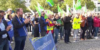 Teilnehmer einer Kundgebung gegen Gewalt gegen die Polizei. (Foto: SR)