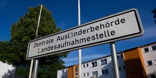 Auf einem Schild steht: "Zentrale Ausländerbehörde Landesaufnahmestelle" (Foto: Pasquale D'Angiolillo)
