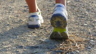 Sportschuhe auf staubigem Boden (Foto: pixabay.com/PIX1861)