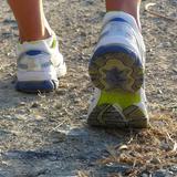 Sportschuhe auf staubigem Boden (Foto: pixabay.com/PIX1861)