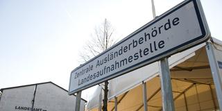 Hinweisschild Landesaufnahmestelle (Foto: Pasquale D'Angiolillo/SR)