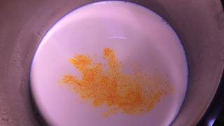 Milch mit Lebensmittelfarbe (Foto: sr)