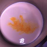 Milch mit Lebensmittelfarbe (Foto: sr)