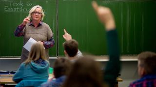 Eine Lehrerin beim Unterricht vor der Klasse (Foto: dpa)