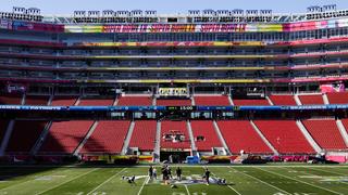 Mitarbeiter bereiten das Spielfeld im Levi's Stadium in Santa Clara, Kalifornien, am Mittwoch vor dem NFL Super Bowl 60 Footballspiel zwischen den Seattle Seahawks und den New England Patriots vor. (Foto: picture alliance/dpa/San Francisco Chronicle | Jessica Christian)