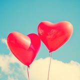 zwei rote Herzluftballons (Foto: pixaby/ autumnsgodessO)