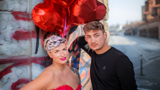 Eine Frau und ein Mann stehen nebeneinander. Im Hintergrund sind Herzluftballons zu sehen. (Foto: SR)