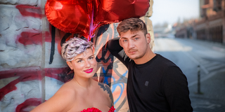 Eine Frau und ein Mann stehen nebeneinander. Im Hintergrund sind Herzluftballons zu sehen. (Foto: SR)