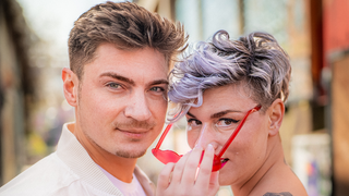 Die Hosts Richard und Julia stehen dicht nebeneinander. (Foto: SR)