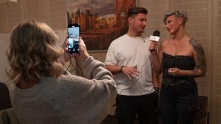 Zwei Leute stehen mit Mikro nebeneinander und werden gefilmt. (Foto: Michael Nickel)