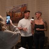 Zwei Leute stehen mit Mikro nebeneinander und werden gefilmt. (Foto: Michael Nickel)