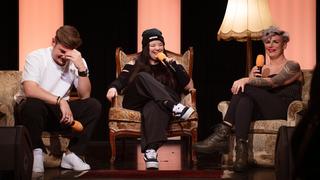 Blick auf die Bühne, auf der drei Personen lachen. (Foto: Michael Nickel)