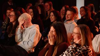 Viele Leute im Publikum sind am Lachen. (Foto: Michael Nickel)