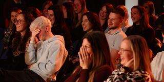 Viele Leute im Publikum sind am Lachen. (Foto: Michael Nickel)