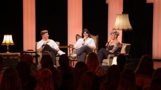 Blick auf die Bühne, auf der drei Leute sitzen und sich unterhalten. (Foto: Michael Nickel)