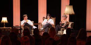 Blick auf die Bühne, auf der drei Leute sitzen und sich unterhalten. (Foto: Michael Nickel)