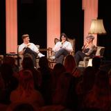 Blick auf die Bühne, auf der drei Leute sitzen und sich unterhalten. (Foto: Michael Nickel)