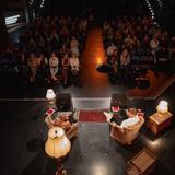 Blick von oben auf Bühne und Publikum. (Foto: Michael Nickel)