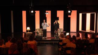 Die Moderatoren Eren und Aliena auf einer Bühne (Foto: Michael Nickel)