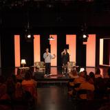 Die Moderatoren Eren und Aliena auf einer Bühne (Foto: Michael Nickel)