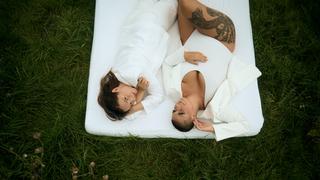 Julia und Marlene vom Liebt euch Podcast liegen auf einer weißen Matratze im Freien. (Foto: Johannes Klingelhoefer)