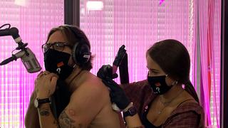 Lilli sticht Moritz im UNSERDING-Studio ein Tattoo (Foto: UNSERDING)