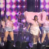 Sängerin Lizzo zusammen mti vielen Tänzerinnen auf der Bühne beim performen. (Foto: IMAGO / PA Images)