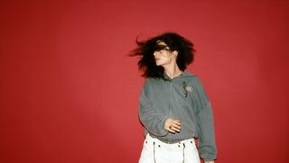 Lorde trägt eine graue Kapuzenweste und schaut in die Kamera. (Foto: Lorde (Pressefotos))