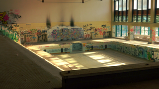 Ein altes Schwimmbecken ohne Wasser. An den Wänden ist jede Menge buntes Graffiti. (Foto: Martin Boosfeld)