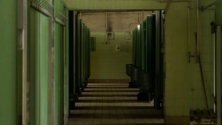 ein alter heruntergekommener Waschraum mit grünen Fliesen. (Foto: Martin Boosfeld)