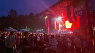 Menschen vor der Bühne beim Lucky Lake Festival. (Foto: UNSERDING/Katharina Weber)