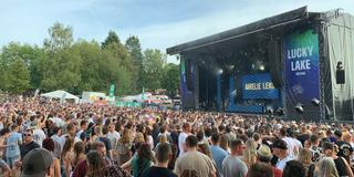 Menschen vor der Bühne beim Lucky Lake Festival. (Foto: UNSERDING/Katharina Weber)