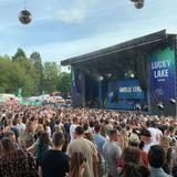 Menschen vor der Bühne beim Lucky Lake Festival. (Foto: UNSERDING/Katharina Weber)