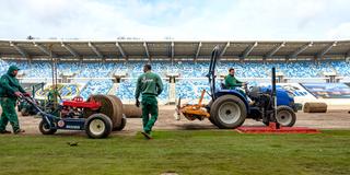 Der neue Rasen wird im Ludwigspark-Stadion verlegt. (Foto: SR / Sebastian Knöbber)