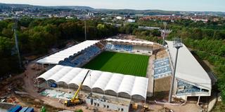 Das Saarbrücker Ludwigsparkstadion aus der Luft ist innen bereits fertig, außen herum ist eine Baustelle (Foto: Alexander M. Groß/SR)