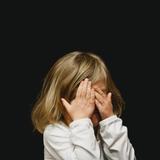 Ein Mädchen schlägt die Hände vor das Gesicht (Foto: unsplash.com)
