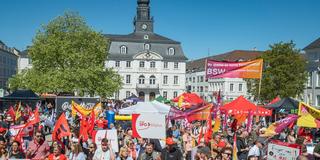 Mehrere Tausend Menschen demonstrieren in Saarbrücken für bessere Arbeit (Foto: Becker/Bredel)