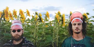 Pessipop und Manu Meter in einem Sonnenblumenfeld. (Foto: Pressefoto/Manu Meter und Pessipop)