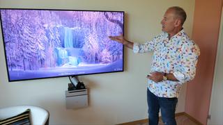 Markuss Gross steht neben einem Bildschirm, auf dem eine Szene aus Frozen zu sehen ist. (Foto: SR Fernsehen)