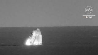 Auf diesem von der NASA zur Verfügung gestellten Bild taucht die SpaceX Dragon-Raumkapsel am frühen Freitag, 6. Mai 2022, in den Golf von Mexiko ein. Die NASA-Astronauten Chari, Marshburn und Barron sowie der Saarländer Maurer von der Europäischen Weltraumorganisation (ESA) haben weniger als 24 Stunden zuvor von der Internationalen Raumstation (ISS) abgedockt. (Foto: picture alliance/dpa/NASA/AP | Uncredited)